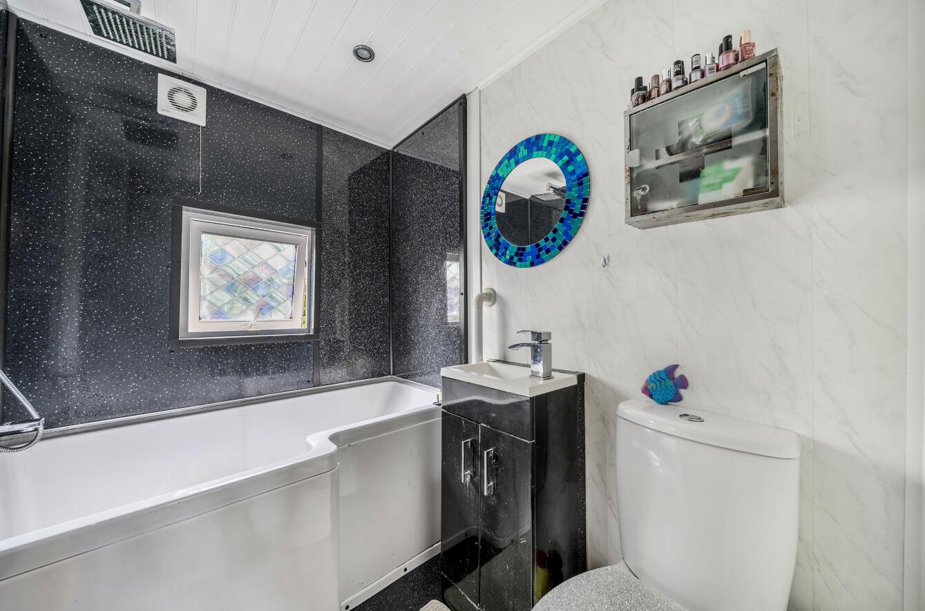 Oakland Park, Fforestfach, Swansea, SA5 4BX